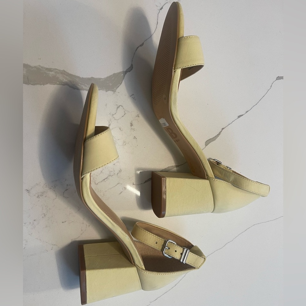 New yellow Gianni Bini heels women’s 8